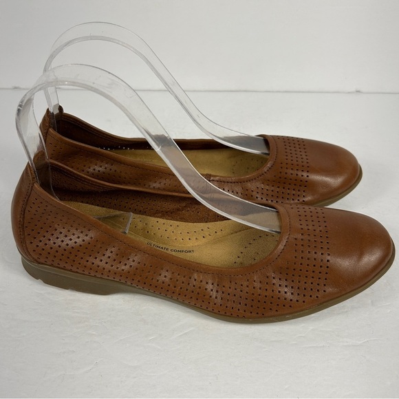 ❤️ Clarks Tan Perforated Loafers - Picture 5 of 9